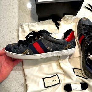 Men’s Gucci shoes tiger print